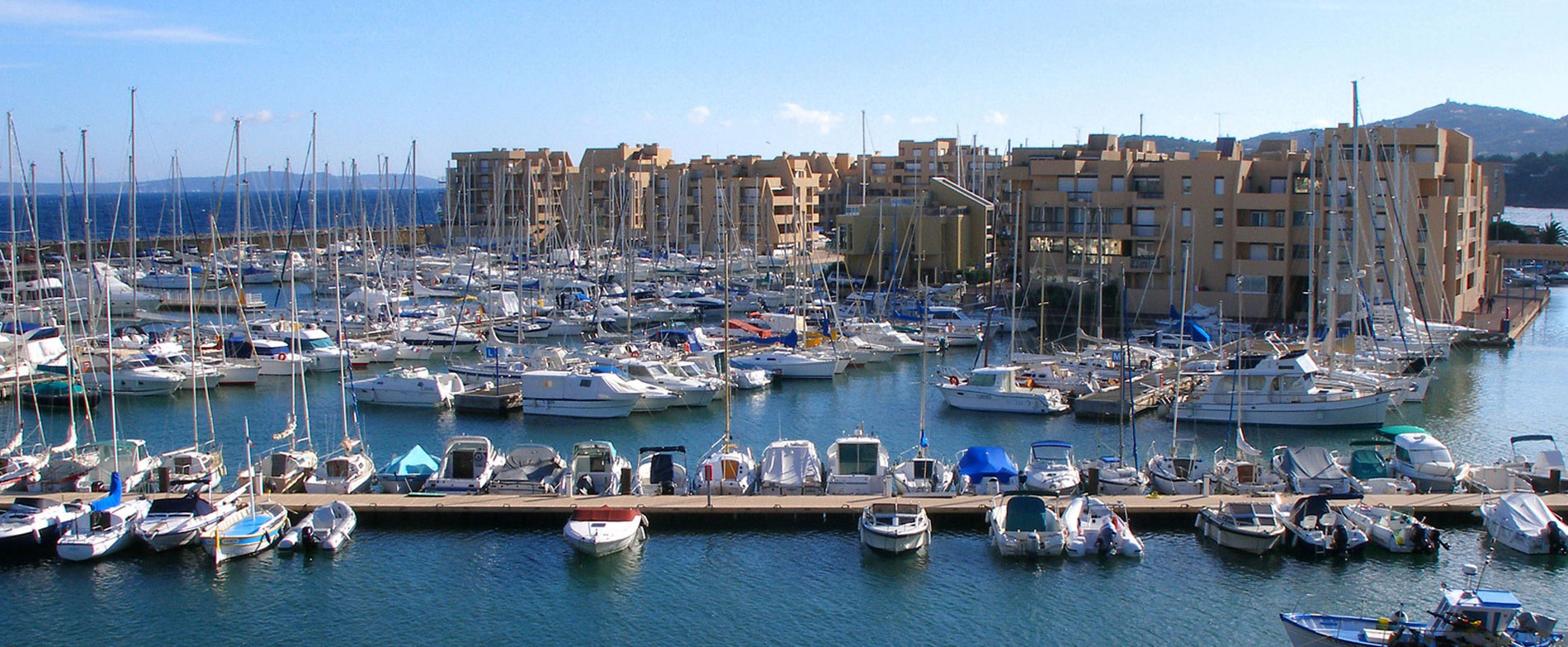 The Hotel La Voile d'Or is only a few steps away from the heart of Cap d'Agde marina