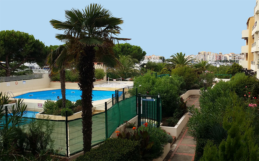 Chambre familiale avec vue sur piscine, de l’hôtel la Voile d’Or au Cap d’Agde.